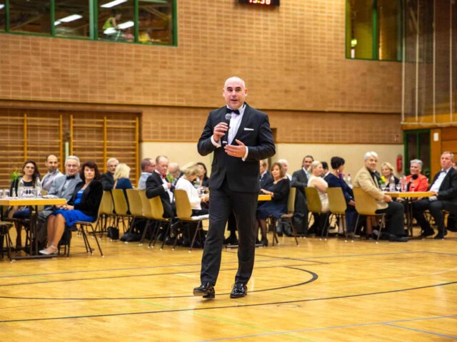 Bürgermeister Christian Eheim begrüßt die Gäste der Ballnacht 2024